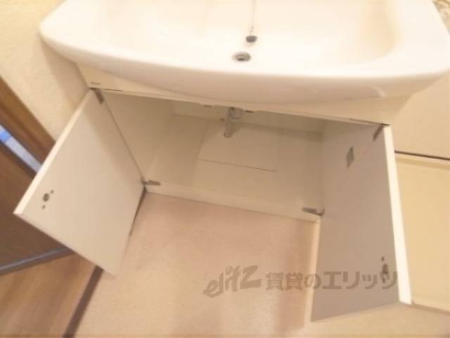 洗面所　下に収納できます