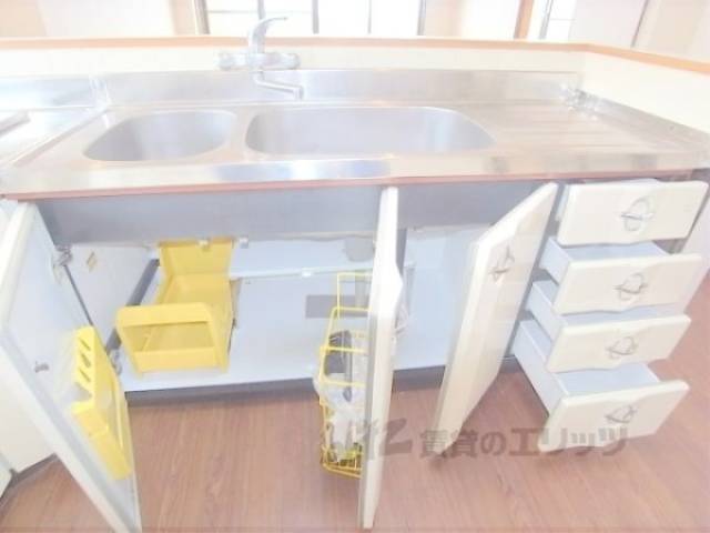 キッチン　下部収納　こちらにも収納スペースがあります。