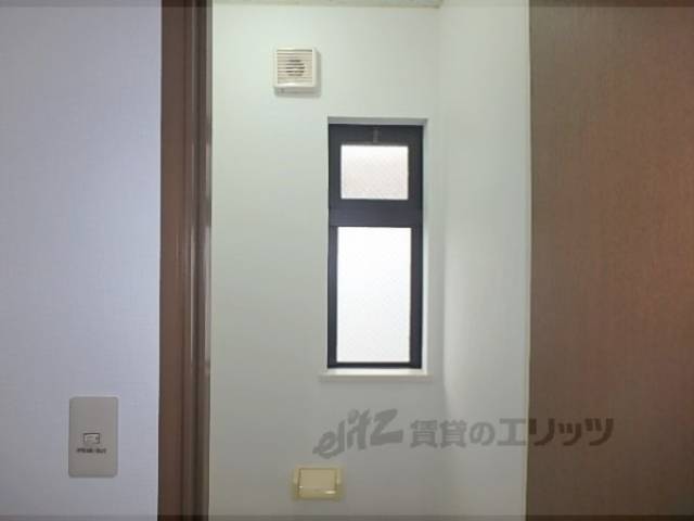 トイレ　窓