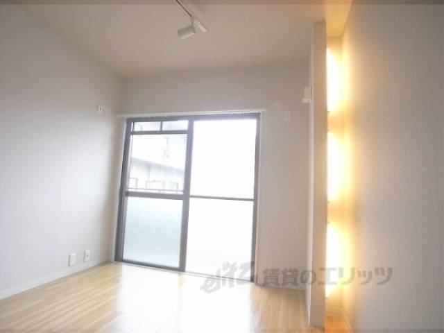 洋室　間接照明になっています