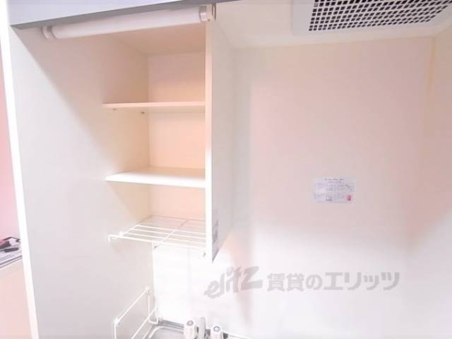 キッチン　換気扇・収納棚