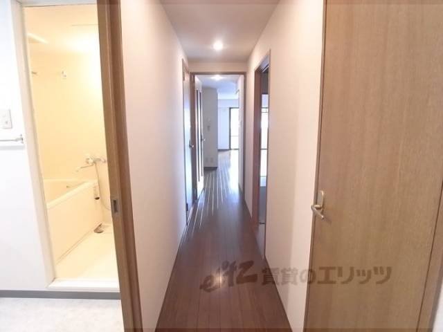 廊下　玄関からの光景