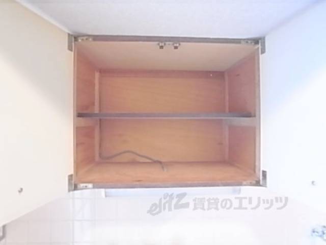キッチン　吊戸棚：収納場所