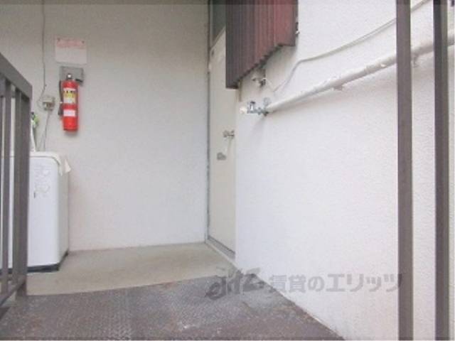 洗濯機置場　玄関前