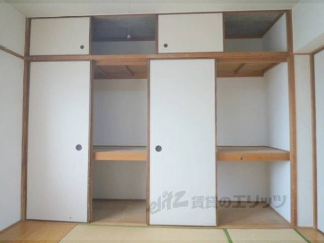 和室　大きな押入れあります。