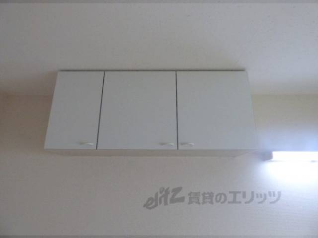 収納　キッチン上部
