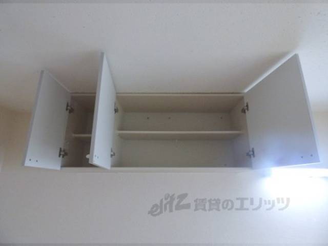 収納　キッチン上部