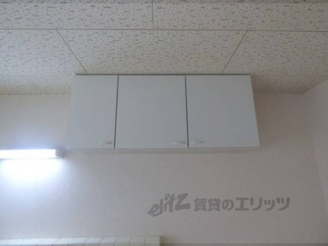 収納　キッチン上部