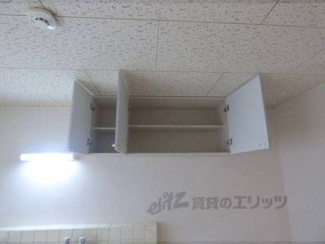 収納　キッチン上部
