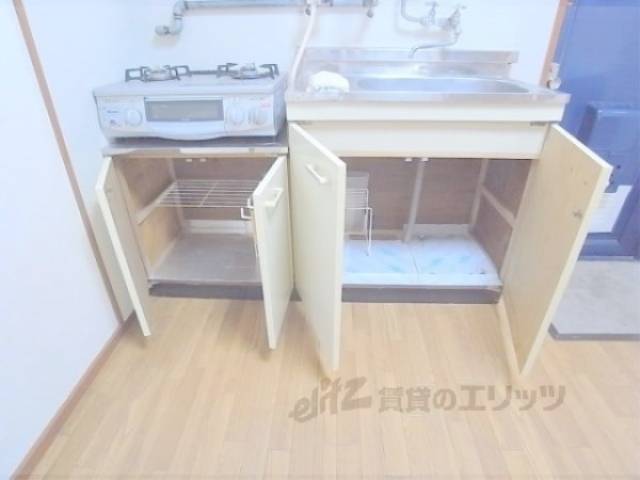 キッチン 下部収納 こちらにも収納スペースがあります。