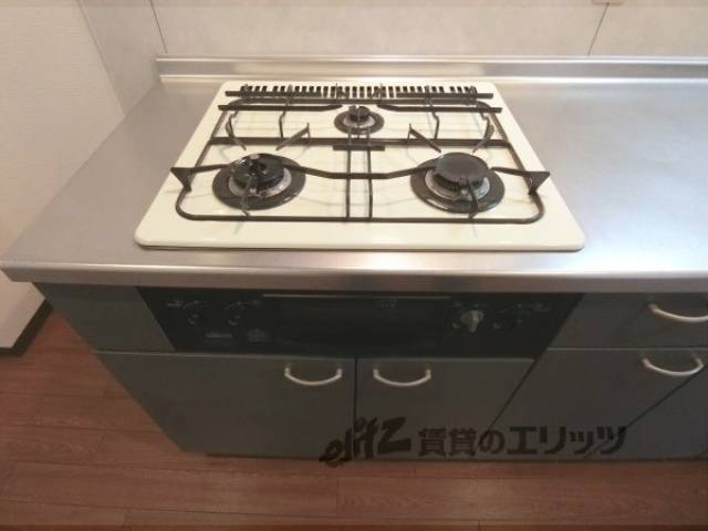 キッチン　３口コンロ
