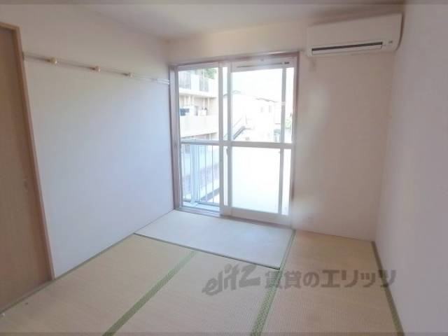 和室　東向きですが光入ります