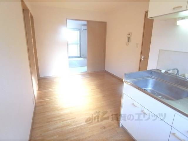 キッチン　夕方には西日が入ってきます