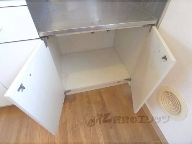 キッチン　コンロ置き場下に収納あります