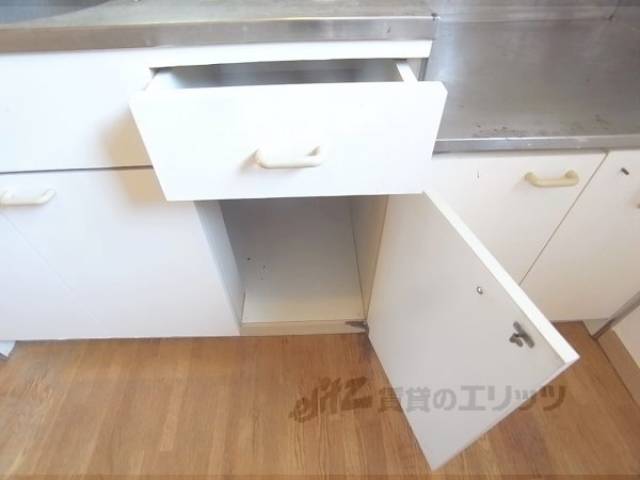 キッチン　調理器具などたくさん収納できますね