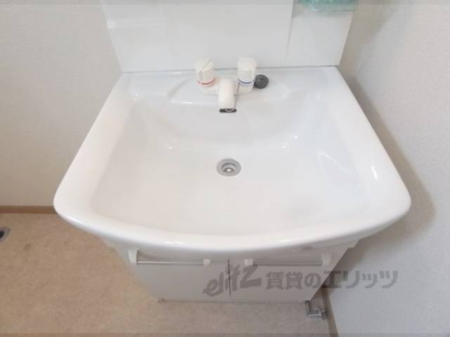 洗面所　ぴかぴかな洗面台です