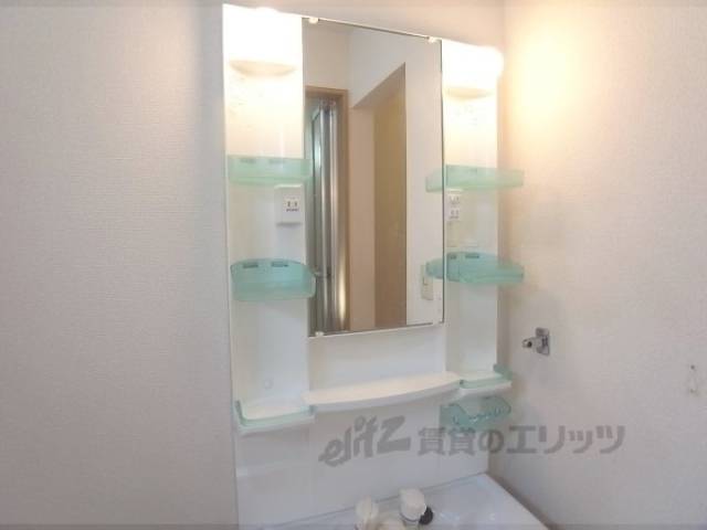 洗面所　鏡・棚があって便利です