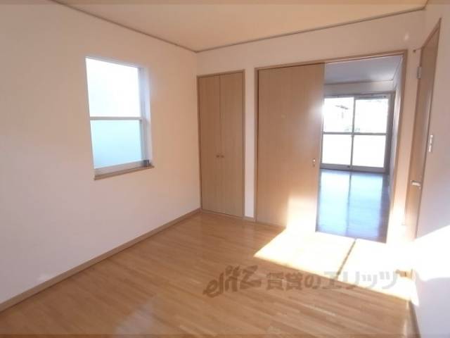 洋室　夕方には西日が差し込みます