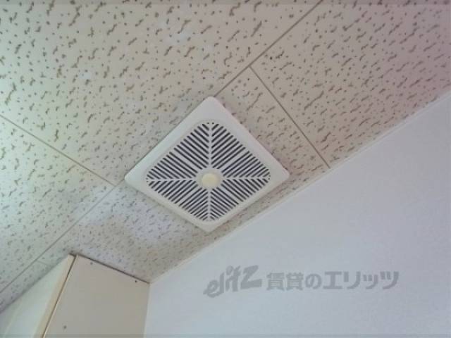 キッチン　換気扇あり