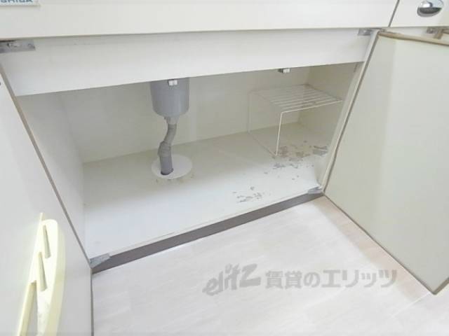 収納　キッチン下　お鍋も入ります。