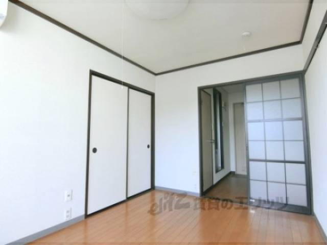 洋室　南向きで日当り良好です。