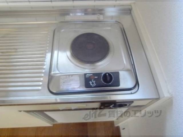 キッチン　電気コンロ　一口付いています。