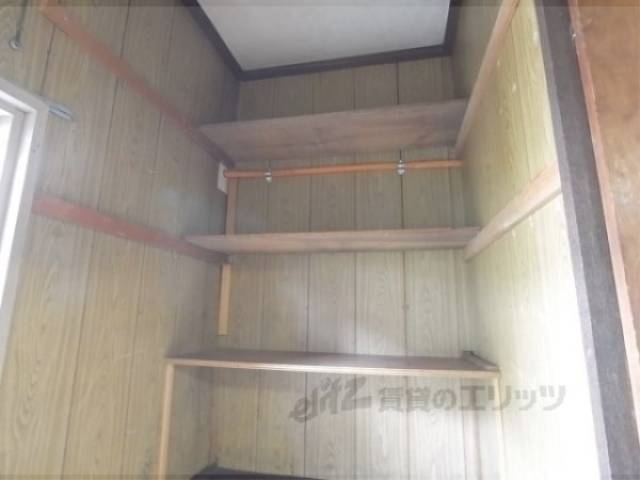 収納　下駄箱上部にあります。