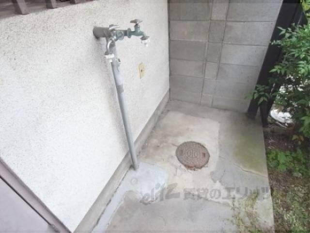 洗濯機置場　屋外に設置可能です。