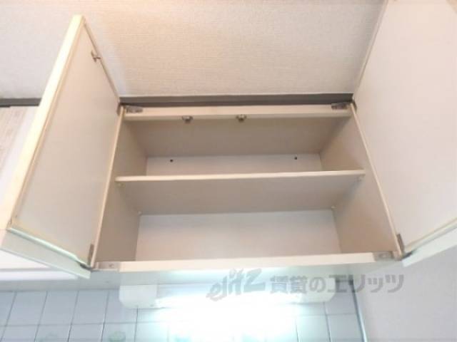 キッチン　上部収納　２段あり便利です