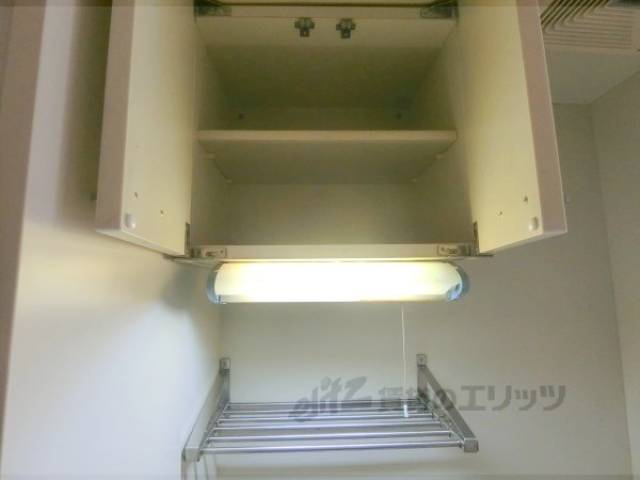 キッチン　上部収納棚