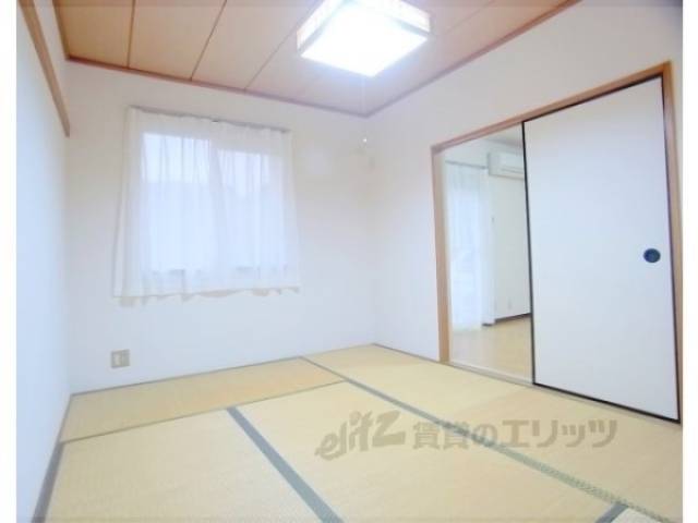 和室　明るい陽がたっぷりがきます。