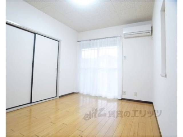 洋室　陽がたっぷりはいってきますね。