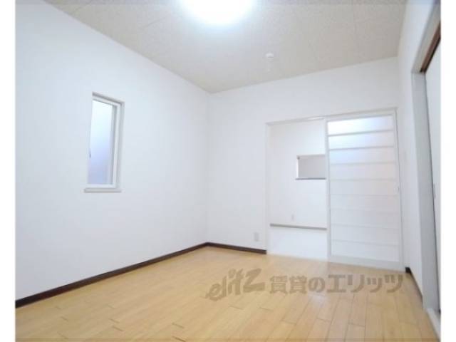 洋室　出窓が付いているので日中でも明るいですね