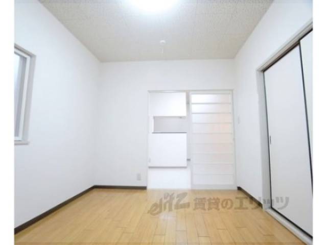 洋室　明るい照明も完備しています。