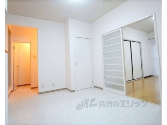 リビング　白を基調としたおしゃれなお部屋ですね。