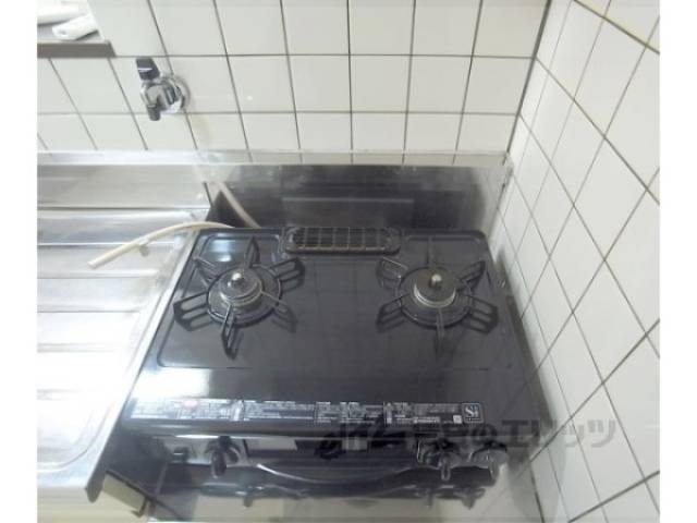 キッチン　二口コンロ　備え付きのコンロが完備されています。