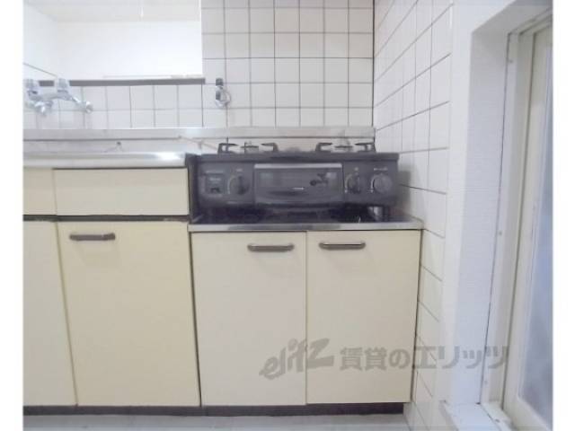 キッチン　下部収納　閉じた状態です。