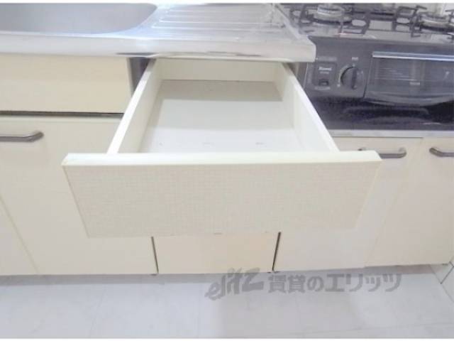 キッチン　下部収納　箸やスプーンなど収納できますよ。