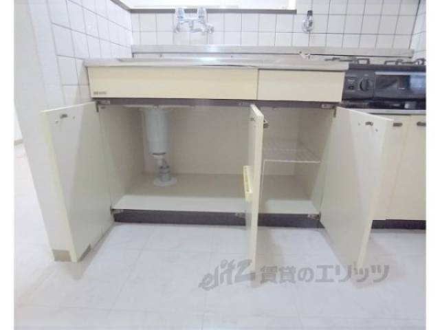 キッチン　下部収納　広さがあってたっぷり収納できそうですね。