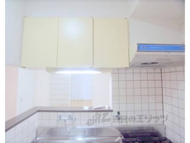 キッチン　上部収納　閉じた状態です。