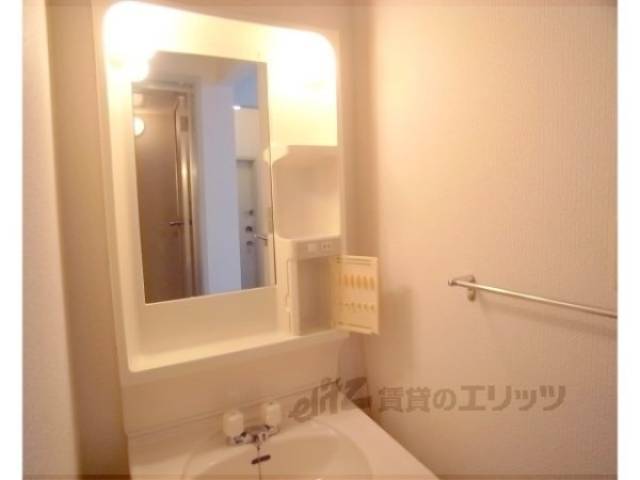 独立洗面台　歯ブラシを収納簡単に収納できます。