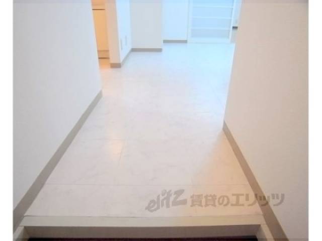 廊下　白を基調としたおしゃれな廊下です。