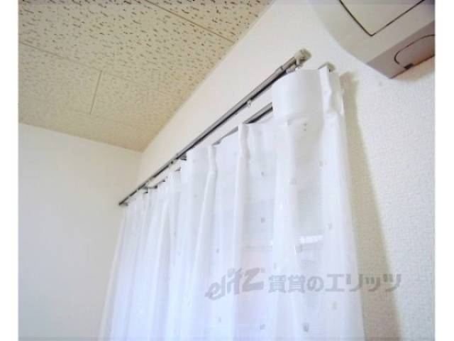 カーテンレール　二本のカーテンレールが完備されています