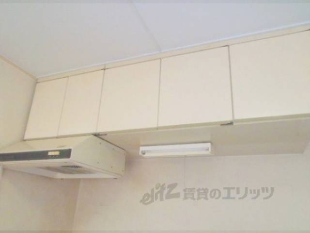 キッチン　上部の収納は大きめです