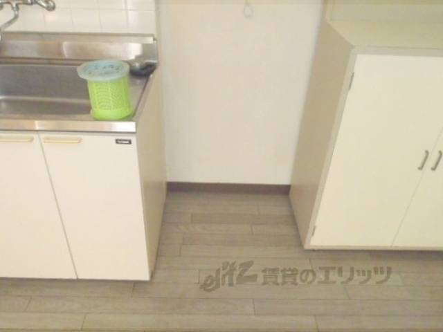 冷蔵庫置場　冷蔵庫はキッチン横に