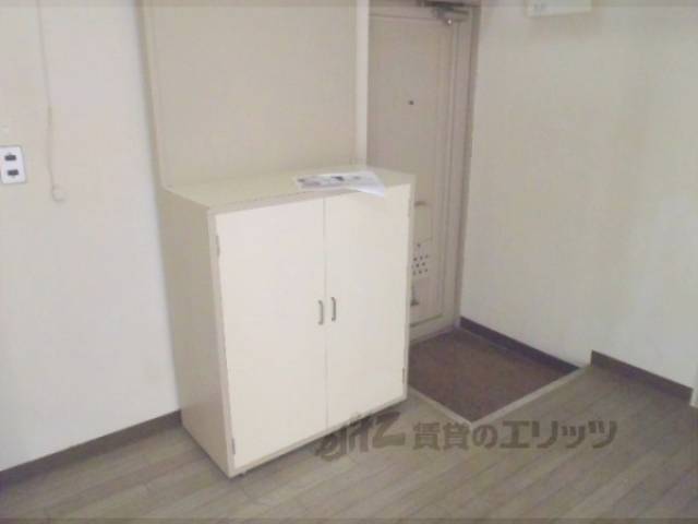 玄関　下駄箱付き、ありがたいですね。