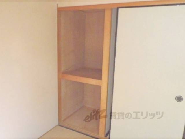 和室　こちらの和室にも収納付き