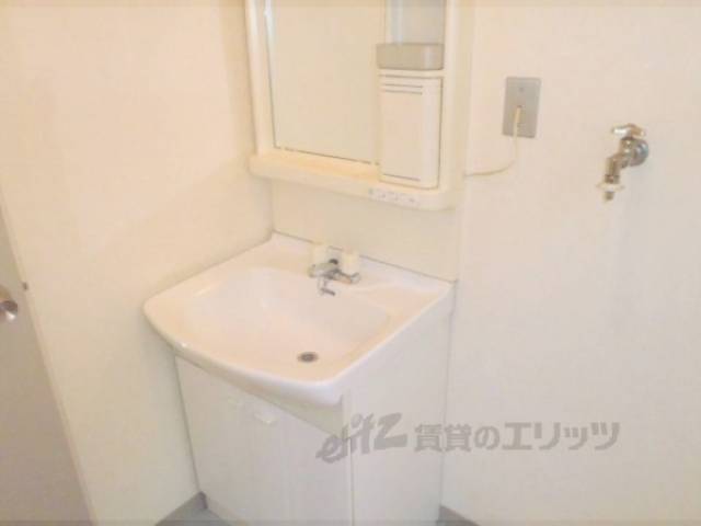 洗面所　独立洗面台付きで便利ですね。