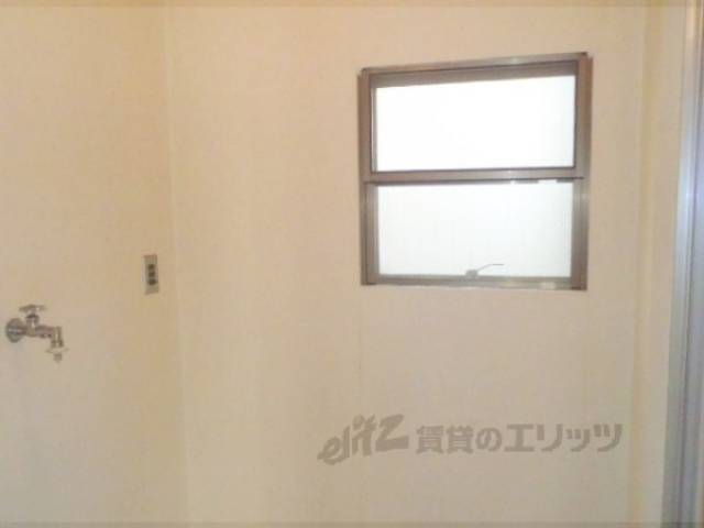 洗面所　脱衣場の小窓です