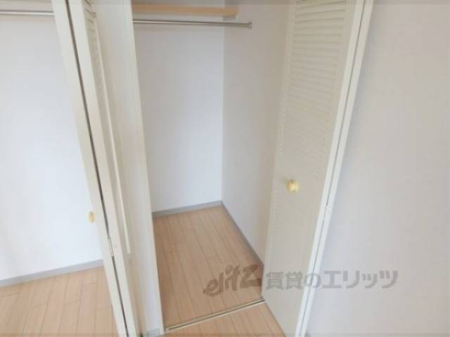 洋室　収納下部